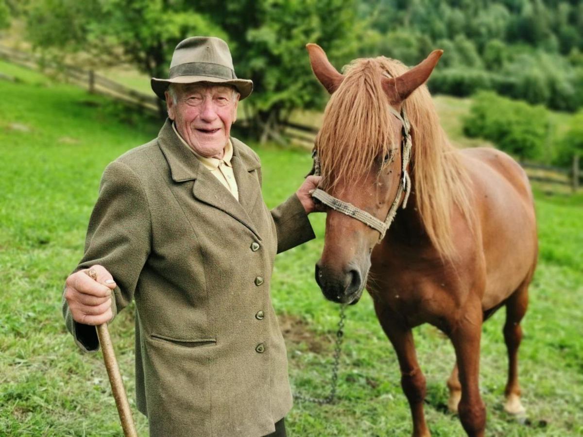 Bat'Kivska Hata Stari Kuty Buitenkant foto